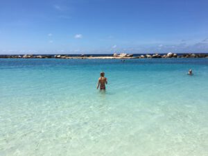 Kinderen op Mambo Beach