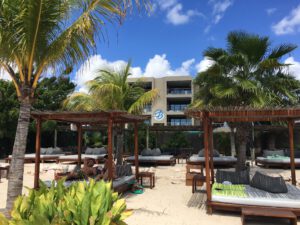 The Beach House op Mambo Beach