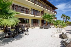 Lions Dive Resort aan het strand